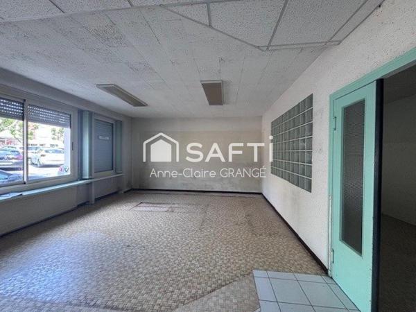 Investissement idéal: local commercial plus appartement au coeur de Sillé le Guillaume