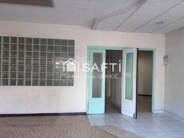 Investissement idéal: local commercial plus appartement au coeur de Sillé le Guillaume