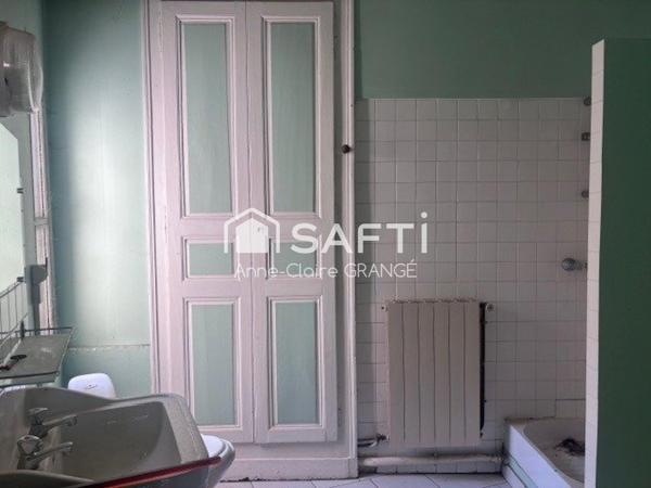 Investissement idéal: local commercial plus appartement au coeur de Sillé le Guillaume