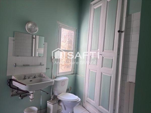 Investissement idéal: local commercial plus appartement au coeur de Sillé le Guillaume