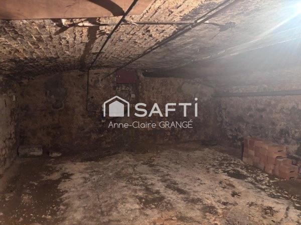 Investissement idéal: local commercial plus appartement au coeur de Sillé le Guillaume