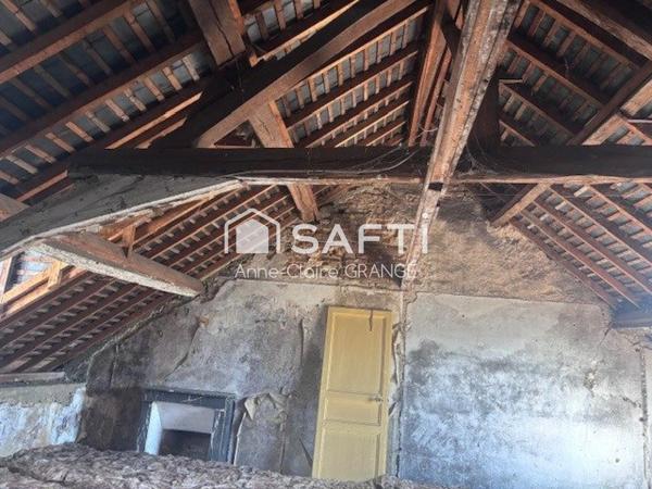 Investissement idéal: local commercial plus appartement au coeur de Sillé le Guillaume