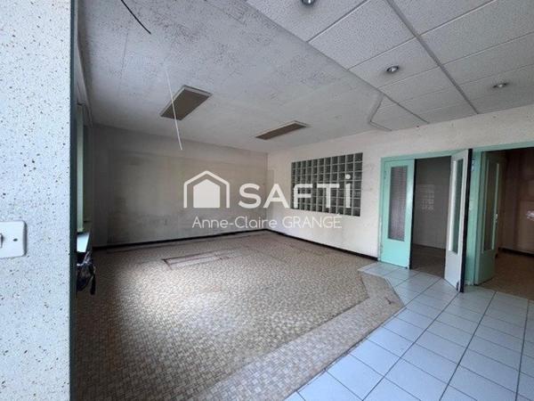 Investissement idéal: local commercial plus appartement au coeur de Sillé le Guillaume