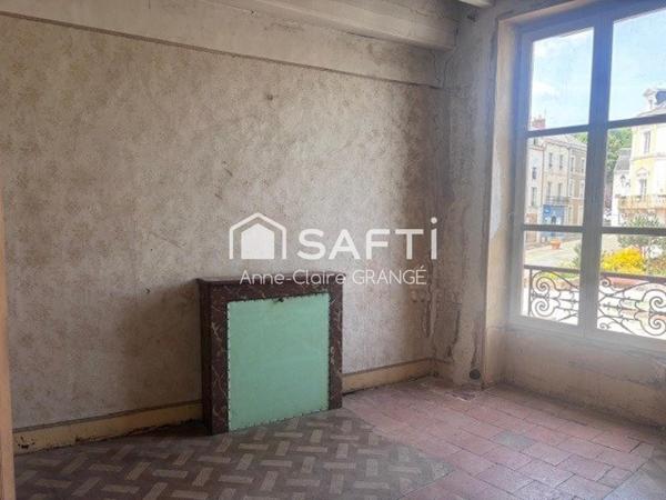 Investissement idéal: local commercial plus appartement au coeur de Sillé le Guillaume