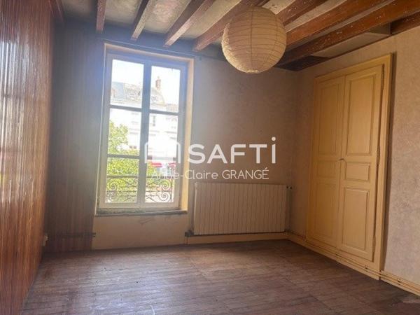 Investissement idéal: local commercial plus appartement au coeur de Sillé le Guillaume