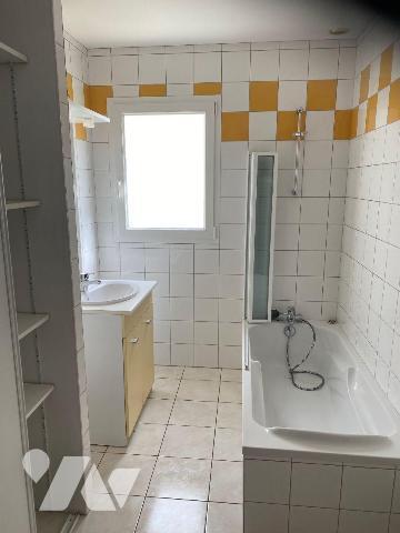 LES HERBIERS - Secteur du Petit-Bourg, quartier de la Roche Themer, profitez d'un plain-pied fo...