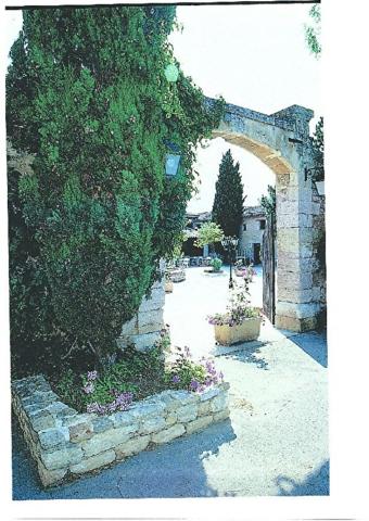 SALON DE PROVENCE Murs-fonds - HOTEL-RESTAURANT