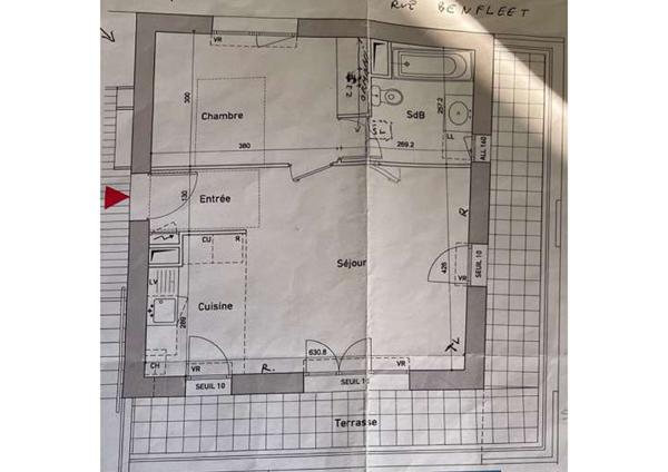 ROMAINVILLE, A 10MIN A PIED DU METRO CARNOT, 3EME ET DERNIER ETAGE, 2 PIECES TRES ENSOLEILLE, SANS AUCUN VIS A VIS AVEC UN EXCEPTIONNEL TOIT TERRASSE A 360°. PARKING EN SOUS-SOL
