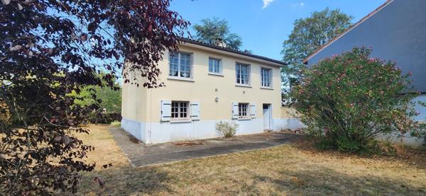 VIVONNE - MAISON - SOUS SOL - JARDIN