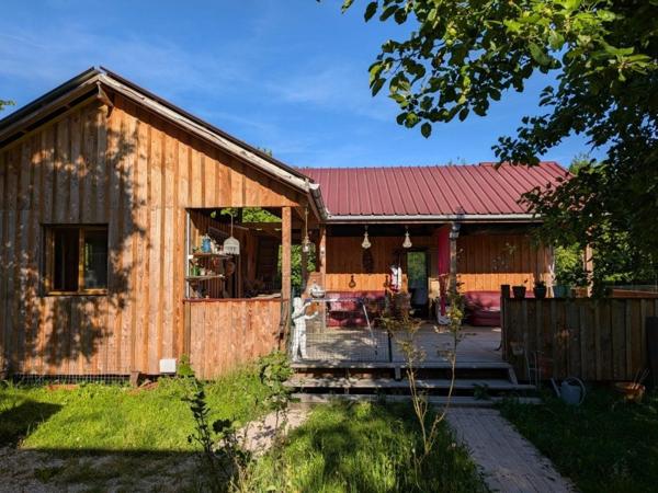Maison rénovée de plain-pied – 79 m² – 3 chambres - calme et verdoyant à Châtelay (Jura) à 15 min de DOLE