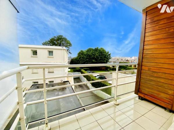 VANNES – T2 avec balcon, cave et garage – Proximité immédiate du port