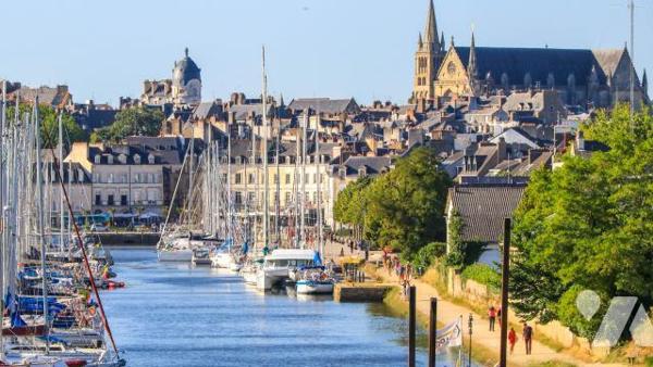 VANNES – T2 avec balcon, cave et garage – Proximité immédiate du port