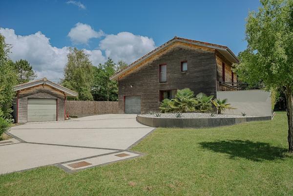 Maison passive moderne de 160 m² à Salles : confort, écologie et espace de vie idéal