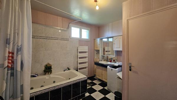 À vendre - Maison individuelle, 8 pièces située à Beauvais (60000)