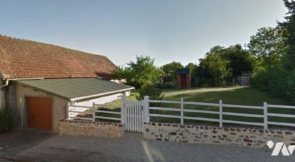 Garage et pelouse, Sury-es-bois