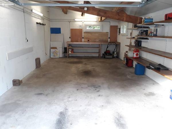 Garage et pelouse, Sury-es-bois