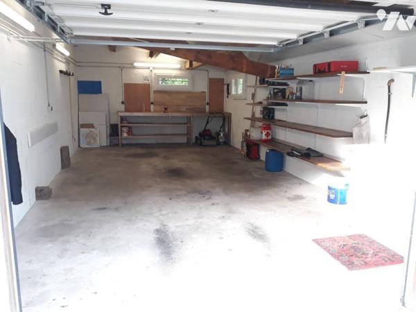Garage et pelouse, Sury-es-bois