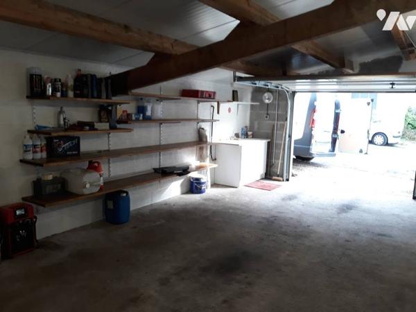 Garage et pelouse, Sury-es-bois
