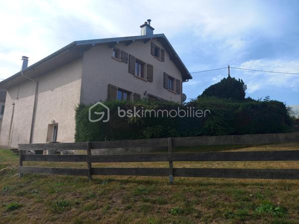 Une bastide de caractère où votre histoire commence... 172 m² à vivre pleinement

Fermez les yeux. Imaginez le crissement du gravier sous vos pas en arrivant chez vous, sur près de 7929 m² de terrain rien qu'à vous. Un havre où les enfants courent, où les repas d'été s'éternisent, où le temps ralentit enfin.

Cette maison de 172 m² n'est pas qu'un bien immobilier : c'est le décor de votre prochain chapitre.

✨ 4 chambres — pour que chacun ait son cocon, son refuge
✨ Une grande pièce à vivre — le cœur battant des soirées en famille et entre amis
✨ Une cuisine séparée — pour cuisiner en toute sérénité, loin du bruit du salon
✨ Un cellier — l'organisation discrète qui change le quotidien
✨ 2 WC + 1 salle d'eau — le confort pensé pour une famille, sans compromis

Et sous vos pieds, un secret que peu de maisons peuvent offrir :
🕯️ Une cave voûtée au charme d'antan, un sous-sol généreux pour tous vos projets — atelier, cave à vin, salle de jeux... à vous d'écrire la suite.

Mais ce n'est pas tout.

Une dépendance de 170 m² environ vient démultiplier les possibilités : garage, atelier, stockage, espace de travail ou projet à transformer selon vos envies. Un volume rare, à la hauteur de la propriété.

🌳 7929 m² de terrain — un espace si rare qu'il se fait précieux. Ici, pas de vis-à-vis, pas de compromis : juste vous, la nature, et l'horizon.

Les biens avec autant de cachet, d'espace et de potentiel ne restent jamais longtemps sur le marché.

📞 Contactez-nous dès aujourd'hui pour organiser votre visite — avant que quelqu'un d'autre n'imagine sa vie ici.