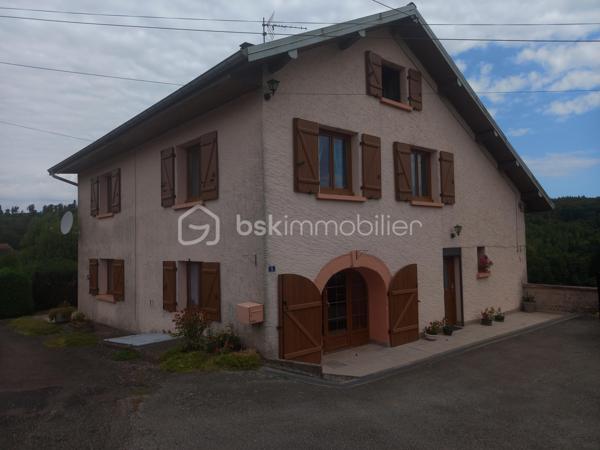 Une bastide de caractère où votre histoire commence... 172 m² à vivre pleinement

Fermez les yeux. Imaginez le crissement du gravier sous vos pas en arrivant chez vous, sur près de 7929 m² de terrain rien qu'à vous. Un havre où les enfants courent, où les repas d'été s'éternisent, où le temps ralentit enfin.

Cette maison de 172 m² n'est pas qu'un bien immobilier : c'est le décor de votre prochain chapitre.

✨ 4 chambres — pour que chacun ait son cocon, son refuge
✨ Une grande pièce à vivre — le cœur battant des soirées en famille et entre amis
✨ Une cuisine séparée — pour cuisiner en toute sérénité, loin du bruit du salon
✨ Un cellier — l'organisation discrète qui change le quotidien
✨ 2 WC + 1 salle d'eau — le confort pensé pour une famille, sans compromis

Et sous vos pieds, un secret que peu de maisons peuvent offrir :
🕯️ Une cave voûtée au charme d'antan, un sous-sol généreux pour tous vos projets — atelier, cave à vin, salle de jeux... à vous d'écrire la suite.

Mais ce n'est pas tout.

Une dépendance de 170 m² environ vient démultiplier les possibilités : garage, atelier, stockage, espace de travail ou projet à transformer selon vos envies. Un volume rare, à la hauteur de la propriété.

🌳 7929 m² de terrain — un espace si rare qu'il se fait précieux. Ici, pas de vis-à-vis, pas de compromis : juste vous, la nature, et l'horizon.

Les biens avec autant de cachet, d'espace et de potentiel ne restent jamais longtemps sur le marché.

📞 Contactez-nous dès aujourd'hui pour organiser votre visite — avant que quelqu'un d'autre n'imagine sa vie ici.