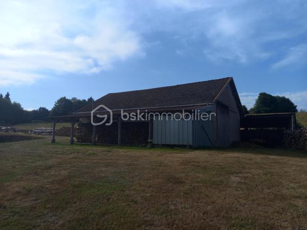 Une bastide de caractère où votre histoire commence... 172 m² à vivre pleinement

Fermez les yeux. Imaginez le crissement du gravier sous vos pas en arrivant chez vous, sur près de 7929 m² de terrain rien qu'à vous. Un havre où les enfants courent, où les repas d'été s'éternisent, où le temps ralentit enfin.

Cette maison de 172 m² n'est pas qu'un bien immobilier : c'est le décor de votre prochain chapitre.

✨ 4 chambres — pour que chacun ait son cocon, son refuge
✨ Une grande pièce à vivre — le cœur battant des soirées en famille et entre amis
✨ Une cuisine séparée — pour cuisiner en toute sérénité, loin du bruit du salon
✨ Un cellier — l'organisation discrète qui change le quotidien
✨ 2 WC + 1 salle d'eau — le confort pensé pour une famille, sans compromis

Et sous vos pieds, un secret que peu de maisons peuvent offrir :
🕯️ Une cave voûtée au charme d'antan, un sous-sol généreux pour tous vos projets — atelier, cave à vin, salle de jeux... à vous d'écrire la suite.

Mais ce n'est pas tout.

Une dépendance de 170 m² environ vient démultiplier les possibilités : garage, atelier, stockage, espace de travail ou projet à transformer selon vos envies. Un volume rare, à la hauteur de la propriété.

🌳 7929 m² de terrain — un espace si rare qu'il se fait précieux. Ici, pas de vis-à-vis, pas de compromis : juste vous, la nature, et l'horizon.

Les biens avec autant de cachet, d'espace et de potentiel ne restent jamais longtemps sur le marché.

📞 Contactez-nous dès aujourd'hui pour organiser votre visite — avant que quelqu'un d'autre n'imagine sa vie ici.