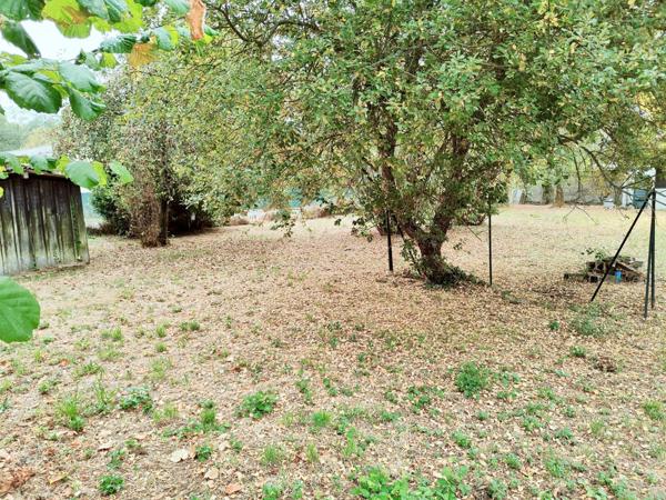 Terrain plat libre de constructeur. Emprise 60%