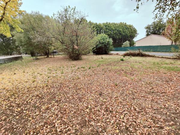 Terrain plat libre de constructeur. Emprise 60%