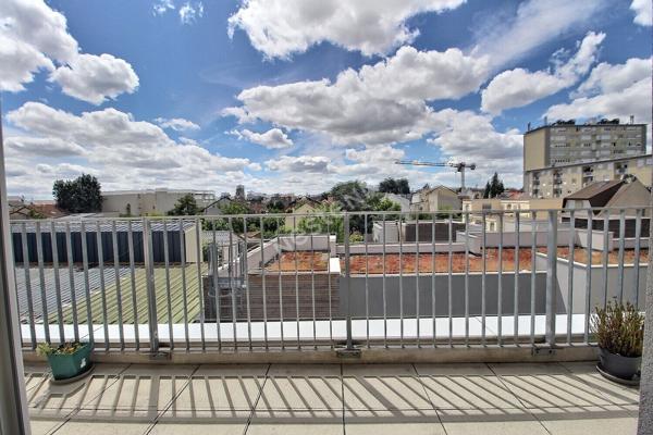 ROMAINVILLE, 10MIN DU METRO CARNOT, 3EME ET DERNIER ETAGE, 2 PIECES TRES LUMINEUX AVEC UN TOIT TERRASSE PRIVATIF. PARKING EN SOUS-SOL