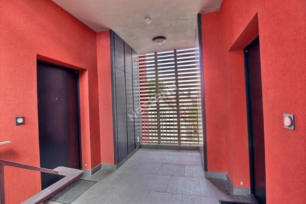 ROMAINVILLE, 10MIN DU METRO CARNOT, 3EME ET DERNIER ETAGE, 2 PIECES TRES LUMINEUX AVEC UN TOIT TERRASSE PRIVATIF. PARKING EN SOUS-SOL