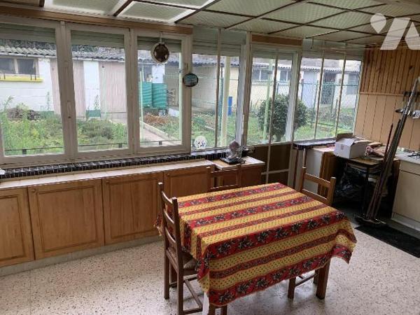 - Rez-de-chaussée: entrée, séjour, cuisine sous véranda, salle de douches, wc
- Étage: 3 chamb...