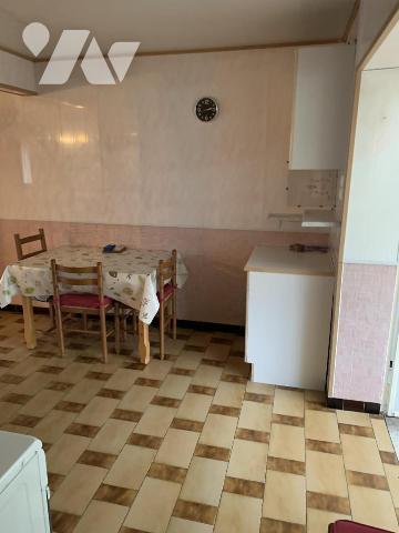 - Rez-de-chaussée: entrée, séjour, cuisine sous véranda, salle de douches, wc
- Étage: 3 chamb...