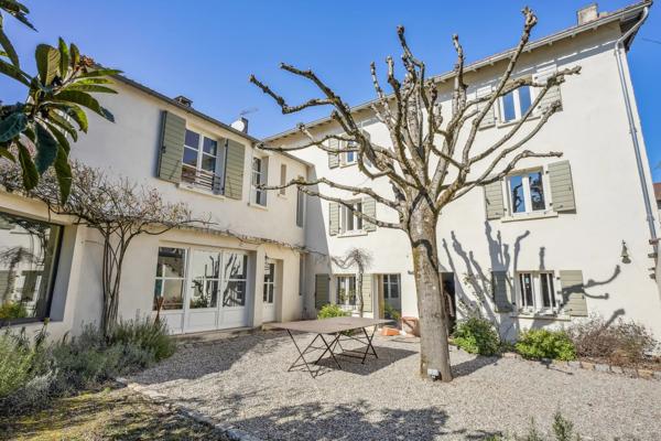Tassin-La-Demi-Lune - Tassin Bourg - Maison de charme rénovée avec jardin, piscine et suite parentale