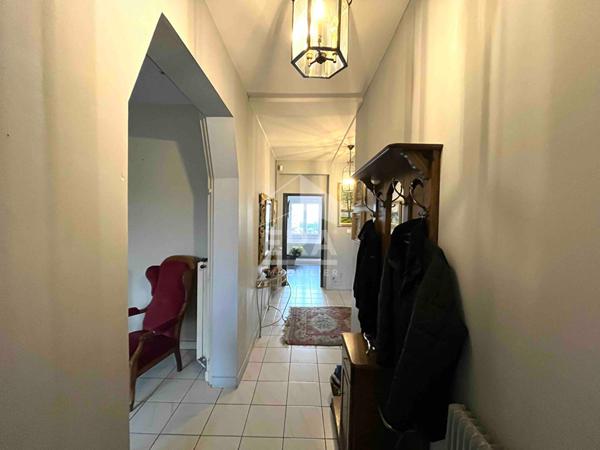 Maison de maître- Vie de plain-pied - 5 chambres - 327.56 m² - jardin - Dépendance