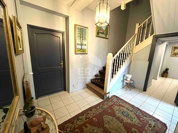 Maison de maître- Vie de plain-pied - 5 chambres - 327.56 m² - jardin - Dépendance