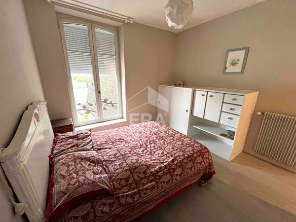 Maison de maître- Vie de plain-pied - 5 chambres - 327.56 m² - jardin - Dépendance