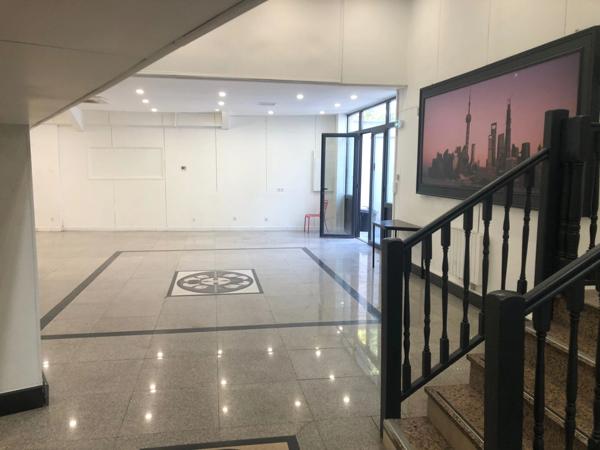 Dpt Rhône (69), à louer CALUIRE ET CUIRE Bureaux / show room de 160m2 + 90m2 de bureau avec portail sur rue pour accueil véhicule si besoin