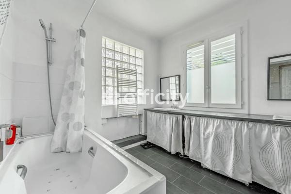 Maison
         8 pièces
        - 169 m² Exclusivité 640 000 € *