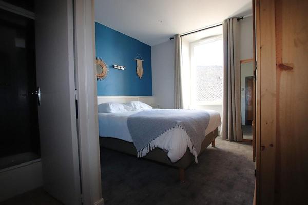 Murs er Fonds Hotel-Restaurant  40 pièces de 1300 m2