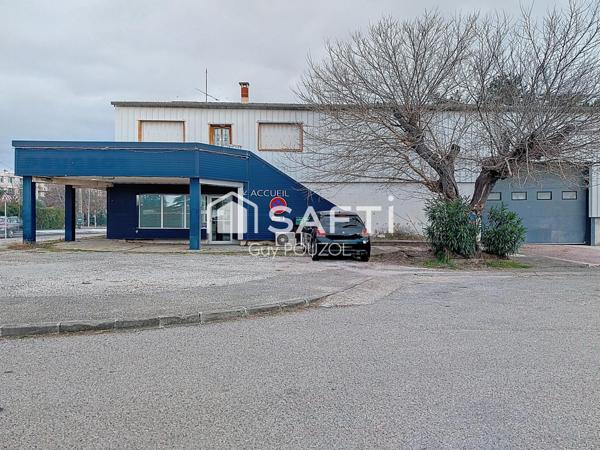 Local commercial avec bureaux, hall d'exposition et atelier