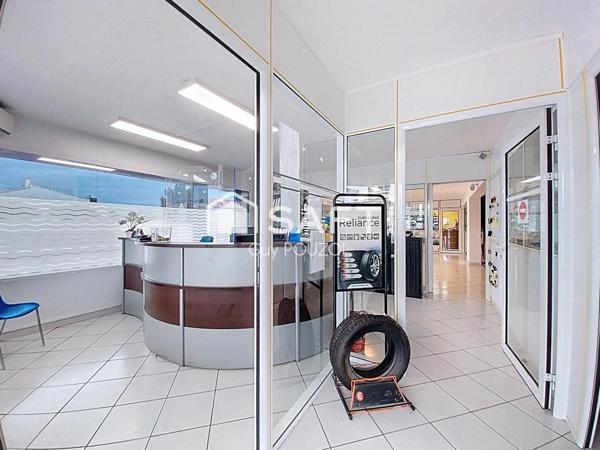 Local commercial avec bureaux, hall d'exposition et atelier