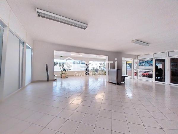 Local commercial avec bureaux, hall d'exposition et atelier