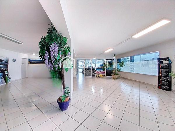 Local commercial avec bureaux, hall d'exposition et atelier