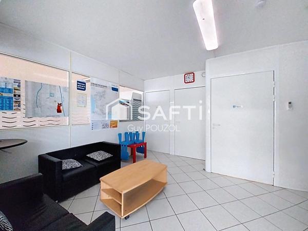 Local commercial avec bureaux, hall d'exposition et atelier