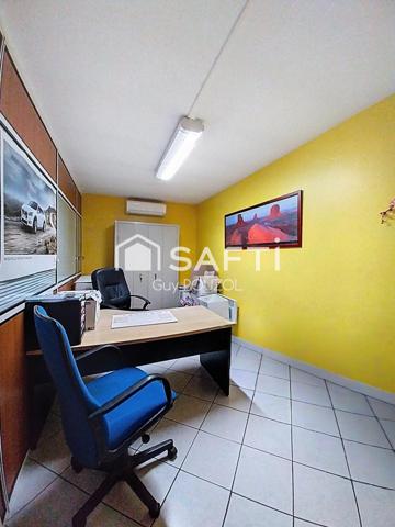 Local commercial avec bureaux, hall d'exposition et atelier
