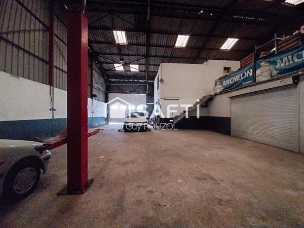Local commercial avec bureaux, hall d'exposition et atelier