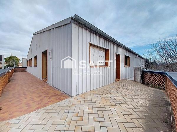 Local commercial avec bureaux, hall d'exposition et atelier