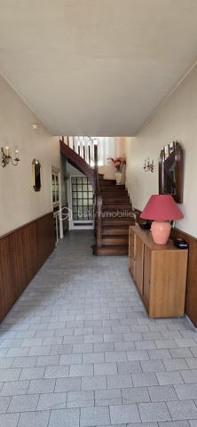 Découvrez cette charmante maison de caractère de 220 m², située à Assat, qui allie le cachet de 1900 au confort moderne. Idéalement placée à moins de 20 minutes du centre de Pau, elle se trouve à proximité des écoles, de la mairie et des commerces, un cadre parfait pour une vie de famille.
Une maison spacieuse et chaleureuse
Au rez-de-chaussée, vous découvrirez :
●Un séjour lumineux de 33 m²
●Une salle à manger avec un poêleàbois, idéale pour des moments conviviaux
●Une cuisine
●Une salle de bain avec toilettes
●Une buanderie pratique
•À l’étage :
●Cinq grandes chambres lumineuses (15 à 20 m²)
●Une salle d’eau
●Des toilettes indépendantes
●Un dressing
●Un grand grenier aménageable, offrant encore de belles possibilités d’aménagement
●Un atout supplémentaire : un gîte indépendant attenant a la maison:
●Une cuisine
●Une salle d’eau, toilettes
●Une grande chambre
●Idéal pour accueillir famille et amis ou pour générer un revenu locatif.
#Extérieurs et dépendances
À l’extérieur, vous profiterez :
●D’une magnifique piscine sécurisée avec terrasse
●D’une grange de plus de 150 m², pouvant accueillir plusieurs véhicules ou être transformée selon vos projets
●D’un grand jardin à l’arrière, actuellement utilisé pour des poules
●D’un puits avec pompe, permettant un arrosage économique
Confort et équipements
Panneaux solaires
Fosse septique
✨ Une propriété pleine de charme et de potentiel, à découvrir sans tarder.