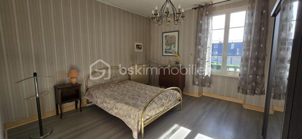 Découvrez cette charmante maison de caractère de 220 m², située à Assat, qui allie le cachet de 1900 au confort moderne. Idéalement placée à moins de 20 minutes du centre de Pau, elle se trouve à proximité des écoles, de la mairie et des commerces, un cadre parfait pour une vie de famille.
Une maison spacieuse et chaleureuse
Au rez-de-chaussée, vous découvrirez :
●Un séjour lumineux de 33 m²
●Une salle à manger avec un poêleàbois, idéale pour des moments conviviaux
●Une cuisine
●Une salle de bain avec toilettes
●Une buanderie pratique
•À l’étage :
●Cinq grandes chambres lumineuses (15 à 20 m²)
●Une salle d’eau
●Des toilettes indépendantes
●Un dressing
●Un grand grenier aménageable, offrant encore de belles possibilités d’aménagement
●Un atout supplémentaire : un gîte indépendant attenant a la maison:
●Une cuisine
●Une salle d’eau, toilettes
●Une grande chambre
●Idéal pour accueillir famille et amis ou pour générer un revenu locatif.
#Extérieurs et dépendances
À l’extérieur, vous profiterez :
●D’une magnifique piscine sécurisée avec terrasse
●D’une grange de plus de 150 m², pouvant accueillir plusieurs véhicules ou être transformée selon vos projets
●D’un grand jardin à l’arrière, actuellement utilisé pour des poules
●D’un puits avec pompe, permettant un arrosage économique
Confort et équipements
Panneaux solaires
Fosse septique
✨ Une propriété pleine de charme et de potentiel, à découvrir sans tarder.