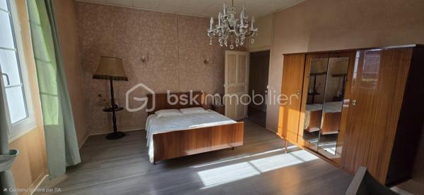 Découvrez cette charmante maison de caractère de 220 m², située à Assat, qui allie le cachet de 1900 au confort moderne. Idéalement placée à moins de 20 minutes du centre de Pau, elle se trouve à proximité des écoles, de la mairie et des commerces, un cadre parfait pour une vie de famille.
Une maison spacieuse et chaleureuse
Au rez-de-chaussée, vous découvrirez :
●Un séjour lumineux de 33 m²
●Une salle à manger avec un poêleàbois, idéale pour des moments conviviaux
●Une cuisine
●Une salle de bain avec toilettes
●Une buanderie pratique
•À l’étage :
●Cinq grandes chambres lumineuses (15 à 20 m²)
●Une salle d’eau
●Des toilettes indépendantes
●Un dressing
●Un grand grenier aménageable, offrant encore de belles possibilités d’aménagement
●Un atout supplémentaire : un gîte indépendant attenant a la maison:
●Une cuisine
●Une salle d’eau, toilettes
●Une grande chambre
●Idéal pour accueillir famille et amis ou pour générer un revenu locatif.
#Extérieurs et dépendances
À l’extérieur, vous profiterez :
●D’une magnifique piscine sécurisée avec terrasse
●D’une grange de plus de 150 m², pouvant accueillir plusieurs véhicules ou être transformée selon vos projets
●D’un grand jardin à l’arrière, actuellement utilisé pour des poules
●D’un puits avec pompe, permettant un arrosage économique
Confort et équipements
Panneaux solaires
Fosse septique
✨ Une propriété pleine de charme et de potentiel, à découvrir sans tarder.