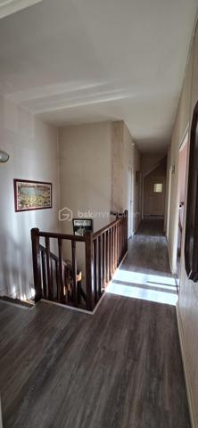 Découvrez cette charmante maison de caractère de 220 m², située à Assat, qui allie le cachet de 1900 au confort moderne. Idéalement placée à moins de 20 minutes du centre de Pau, elle se trouve à proximité des écoles, de la mairie et des commerces, un cadre parfait pour une vie de famille.
Une maison spacieuse et chaleureuse
Au rez-de-chaussée, vous découvrirez :
●Un séjour lumineux de 33 m²
●Une salle à manger avec un poêleàbois, idéale pour des moments conviviaux
●Une cuisine
●Une salle de bain avec toilettes
●Une buanderie pratique
•À l’étage :
●Cinq grandes chambres lumineuses (15 à 20 m²)
●Une salle d’eau
●Des toilettes indépendantes
●Un dressing
●Un grand grenier aménageable, offrant encore de belles possibilités d’aménagement
●Un atout supplémentaire : un gîte indépendant attenant a la maison:
●Une cuisine
●Une salle d’eau, toilettes
●Une grande chambre
●Idéal pour accueillir famille et amis ou pour générer un revenu locatif.
#Extérieurs et dépendances
À l’extérieur, vous profiterez :
●D’une magnifique piscine sécurisée avec terrasse
●D’une grange de plus de 150 m², pouvant accueillir plusieurs véhicules ou être transformée selon vos projets
●D’un grand jardin à l’arrière, actuellement utilisé pour des poules
●D’un puits avec pompe, permettant un arrosage économique
Confort et équipements
Panneaux solaires
Fosse septique
✨ Une propriété pleine de charme et de potentiel, à découvrir sans tarder.